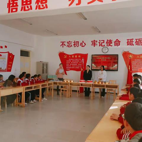 乌恰县实验中学开展了"互助传递  真情永在"为主题的共青团爱心生日会活动