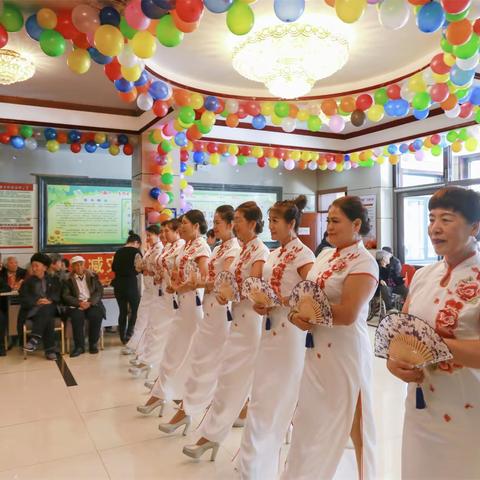 安图阳光女人帮与敬老院携手欢乐迎新年