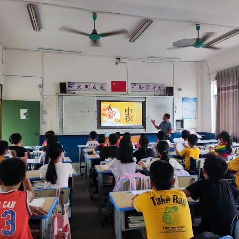 金秋迎双节，最浓中华情。